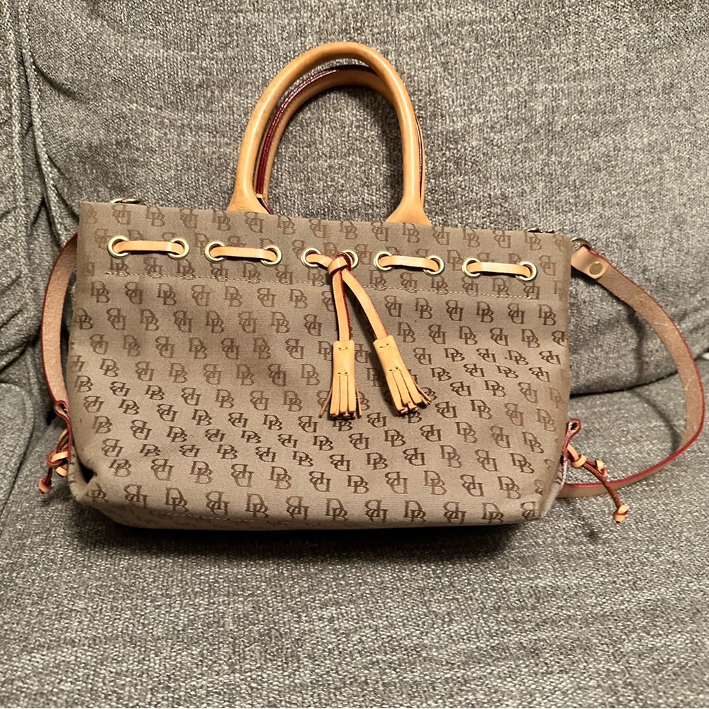 Dooney& Bourke handbag 👜 Tan, signature logo fabric